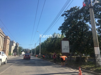 Новости » Общество: В Керчи бордюры красят в бело-черный цвет