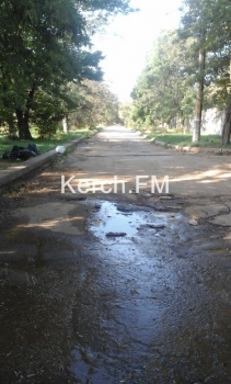 Новости » Общество: Уже неделю в Керчи не могут устранить порыв водовода по ул. Черноморской