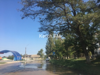 Новости » Общество: На Орджоникидзе произошел порыв водовода