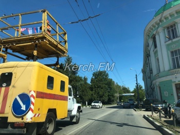 Новости » Общество: Подготовка ко Дню города в Керчи: над дорогой вешают флажки