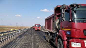 Новости » Общество: «ВАД» планирует завершить укладку двух слоев асфальта по всей «Тавриде» до декабря