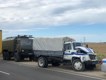 Новости » Криминал и ЧП: Под Керчью произошла авария с участием полицейского грузовика