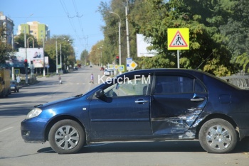 Новости » Криминал и ЧП: На Войкова столкнулись «Toyota» и «ВАЗ»