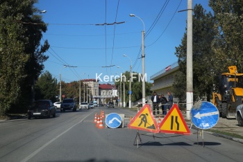 Новости » Общество: На Адмиралтейском проезде разрыли дорогу