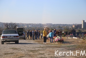 Новости » Общество: К могилам погибших в политехе Керчи приходят родственники и неравнодушные люди