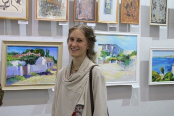 Керченская художница Анастасия Ярулова открыла персональную выставку  «Арт-измерения»