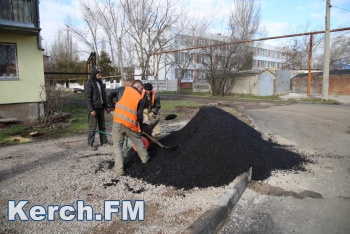 Новости » Общество: Ремонтировать дороги в Крыму будут две компании