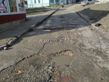 Новости » Общество: Дорога к керченской школе - вся в ямах, - читатели