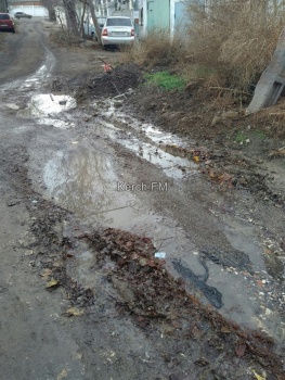 Новости » Общество: Керчанам предложили самим купить трубу, чтобы вода не текла по улице