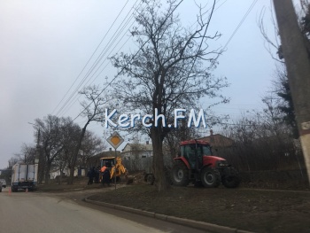 Новости » Общество: В Керчи питьевая вода течет по улице Чкалова