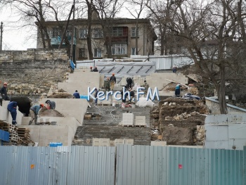 Новости » Общество: Реконструкция Митридатских лестниц в Керчи продолжается