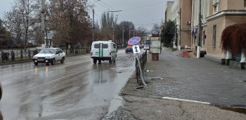 Новости » Общество: У суда на Свердлова сбили дорожный знак