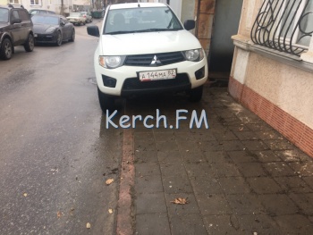 Ты репортер: Очередной автохам: водители в Керчи паркуют свои авто на тротуарах