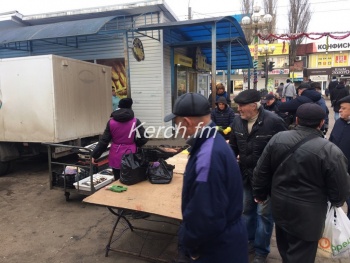 Новости » Общество: На центральном рынке Керчи полиция разгоняла торгующих рыбой (видео)