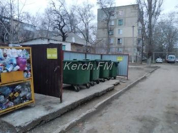 Новости » Общество: В Керчи мусорные баки начали менять на пластиковые