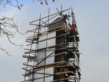 Керчане беспокоятся за реставраторов обелиска на Митридате