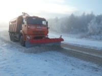 Новости » Общество: Больше 300 км дорог «Крымавтодор» обработал противогололедными материалами