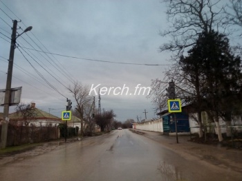 Новости » Общество: В Керчи на Кокорина установили знак «Пешеходный переход»