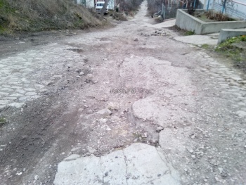 Керчане просят властей обратить внимание на их разбитую дорогу