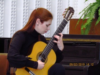 Керчан зовут на концерт гитаристки Евгении Шкарупа