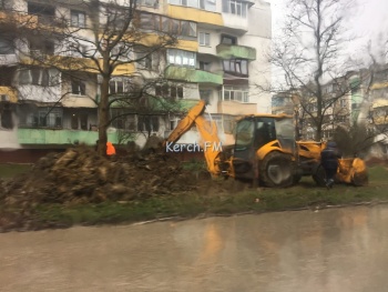 Новости » Общество: В Керчи на Блюхера водоканал устраняет порыв