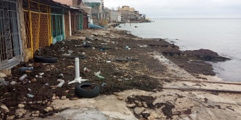 Море вернуло мусор на побережье в Керчи
