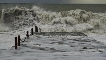 Новости » Общество: В Крыму спасли мужчину, которого волной смыло в море