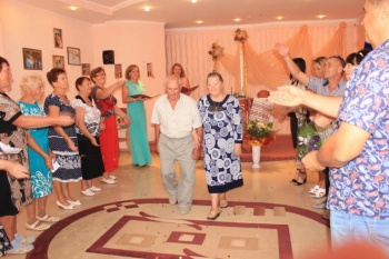 Крымчане могут бесплатно отпраздновать свадебный юбилей в ЗАГСе
