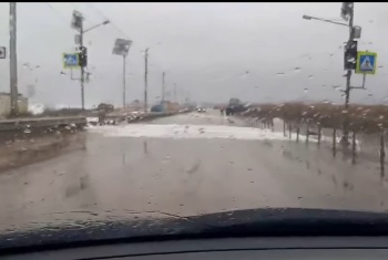 Новости » Общество: Дорожники приступили к устранению подтопления морской водой трассы под Феодосией