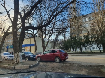 Очередной автохам: в Керчи припарковали авто, перекрыв часть выезда из двора