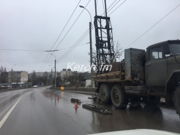 Новости » Общество: На Горьковском мосту перекрыта часть дороги