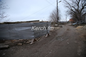 Новости » Общество: В Керчи яму на Рыбакова оградили