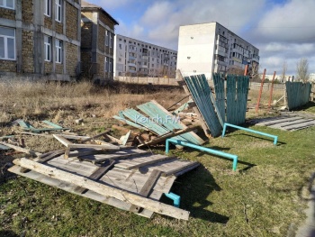 Не простоял и недели: в Керчи снова упал забор около недостроенного садика