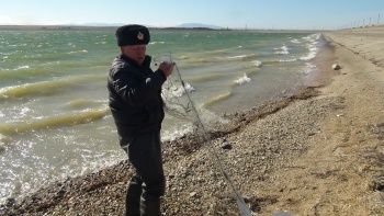 Керченская рыбоохрана нашла десятки метров сетей в водохранилищах