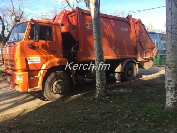 Новости » Общество: Водители в Керчи просят коммунальщиков вывозить мусор с центрального рынка утром