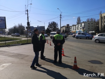 Полиция и представитель администрации Керчи выставили препятствие на проезжей части и перекрыли проезд