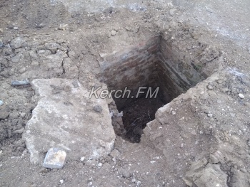 Коммунальщики оставили после себя открытые ямы на дороге в Капканах