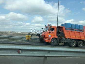 В Керчи чистят и моют путепровод по ШГС