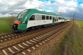 В Крым прибыл первый пассажирский поезд, работающий на дизельной и электрической тяге