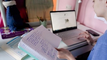 Аксенов поручил обеспечить крымских школьников домашним интернетом для учебы