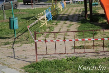 В Керчи продолжают ограждать сигнальными лентами детские площадки