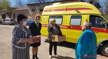 Чай и сладости привезли керченские депутаты  врачам скорой помощи