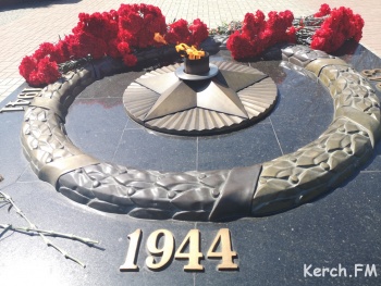 В День освобождения Керчи цветы возложили к мемориалу в Сквере Мира