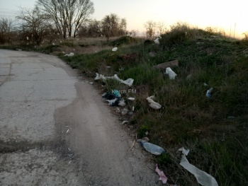 После уборки свалки, улица в Керчи осталась замусорена