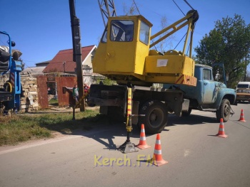 Керченский РЭС  меняет аварийные опоры на улице Зябрева