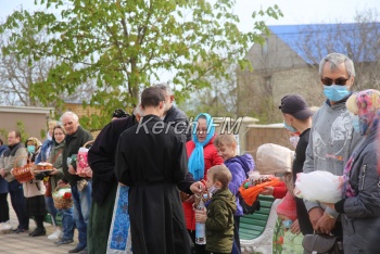 В Керчи начали освящать пасхальные куличи