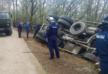 В Крыму спасали водителя из перевернувшегося КАМАЗа