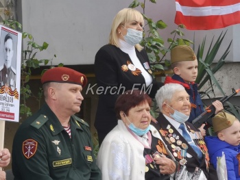 Новости » Общество: В Керчи устроили парад и концерт под домом ветерана ВОВ