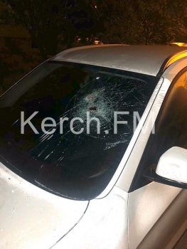 В Керчи неизвестные ночью разбили стекла в «BMW»