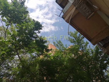 Здание, где чуть не выбросилась девочка-подросток в Керчи, никем не охраняется